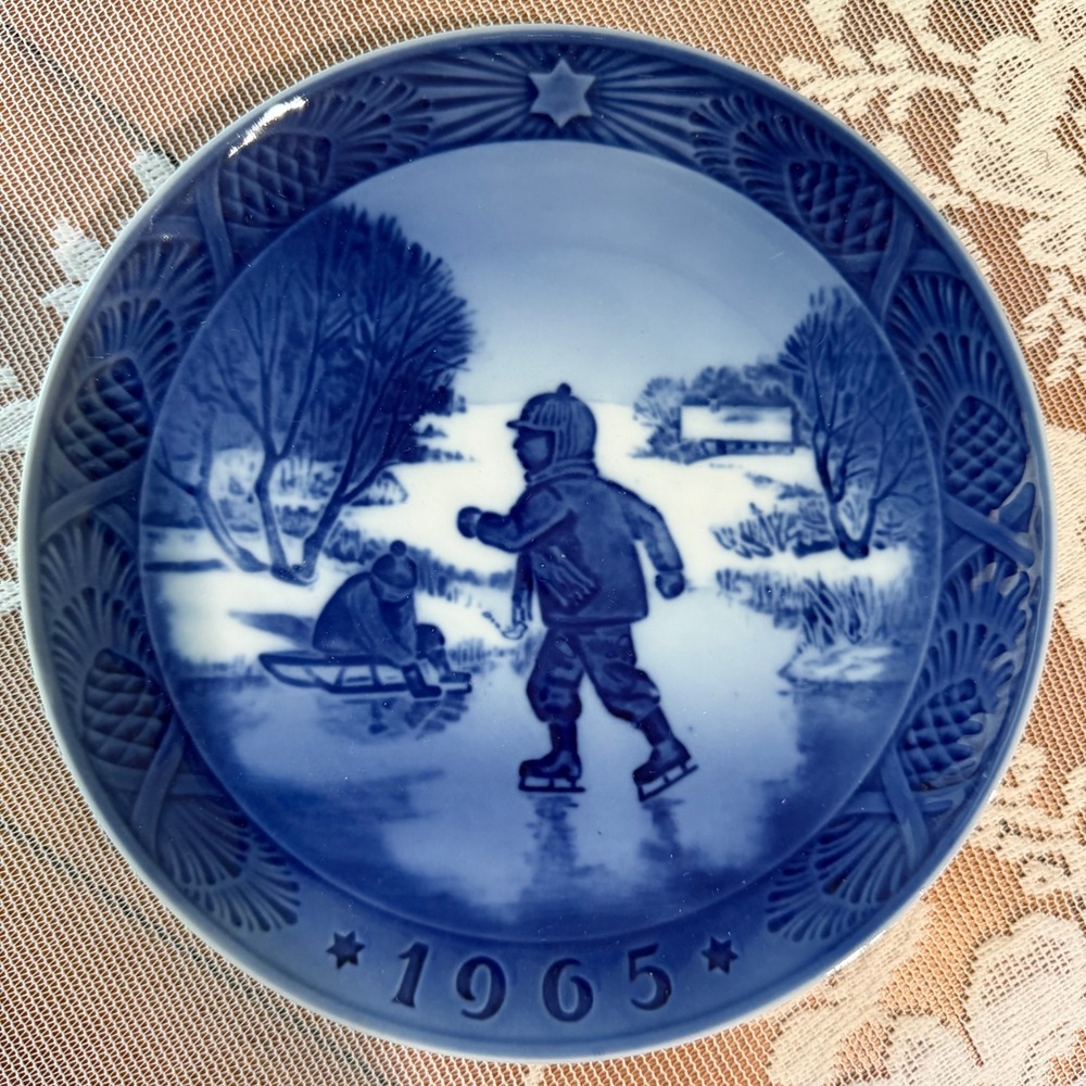 Royal Copenhagen 1965 Plate Unisex OS Blue Excellent Little Skaters Kai Lange